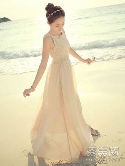 海风轻轻吹动裙角，穿上沙滩裙享受假期
