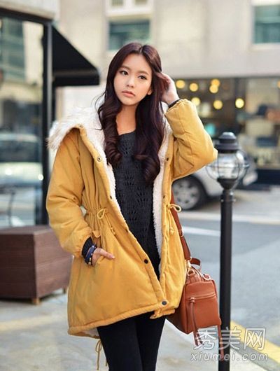 韩穿着的棉袄外套，配着西裤修身养性。