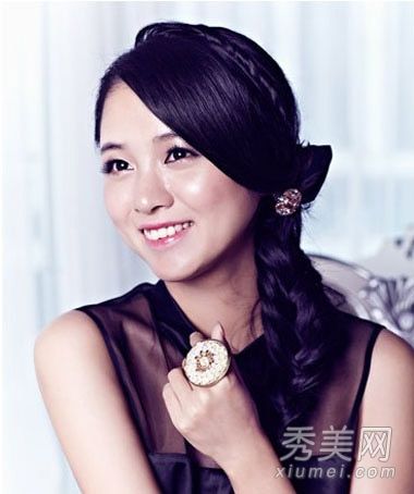 年轻和成熟的女性喜欢蓬松的辫子塑料时尚的女性味道