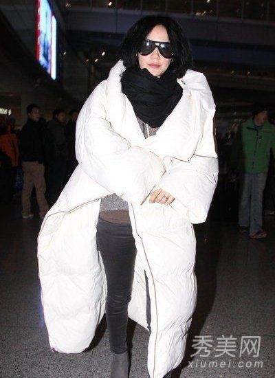 王菲杨蜜展示冬季羽绒服的时尚搭配方法