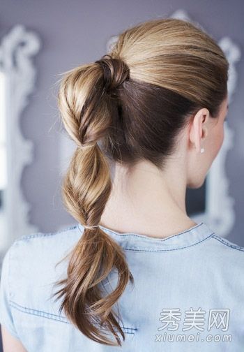 马尾辫以简单的6步方式扎成，打造出超级漂亮的发型。