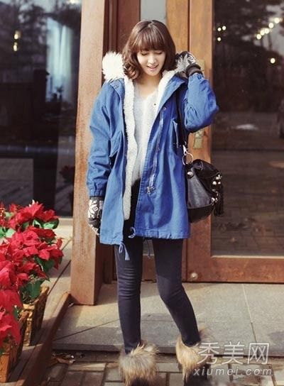 韩的服装搭配外套和雪鞋很可爱。