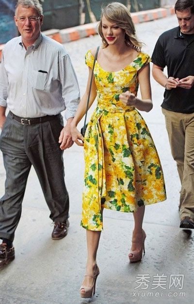 泰勒的花裙子夏天穿起来很清新