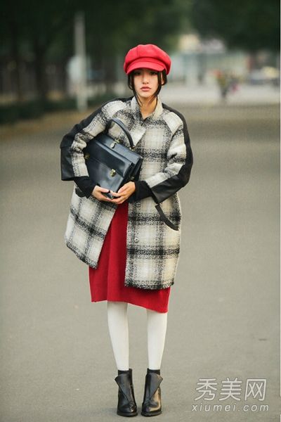 厚外套混搭连衣裙既保暖又优雅