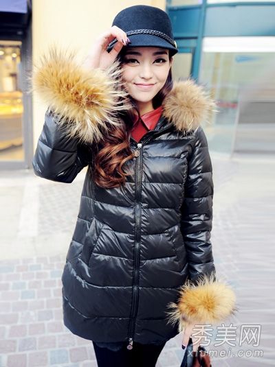 黑色羽绒服配打底裤是冬天最薄的。