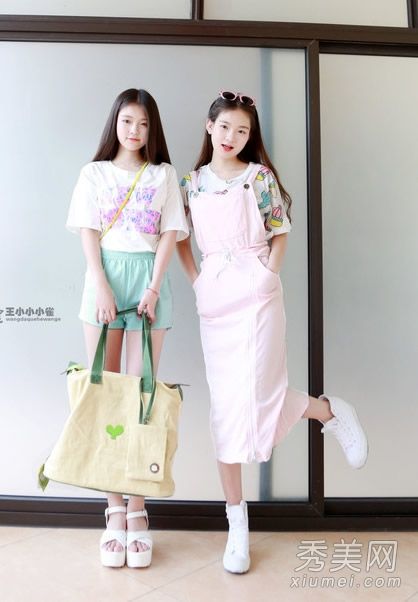 t恤+长裙是凉爽夏季假日旅游的首选。