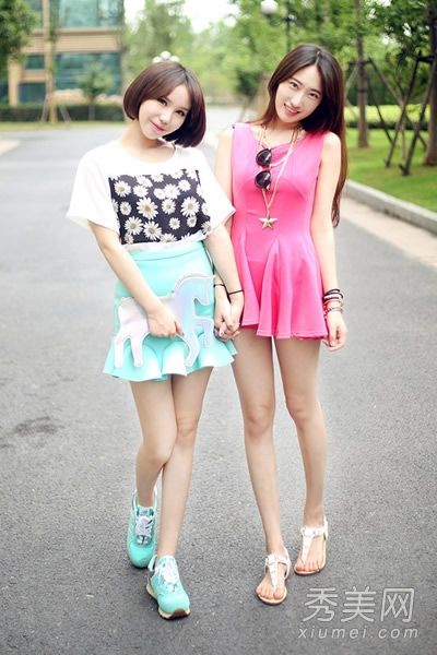 短裙配运动鞋夏季街头时尚混搭