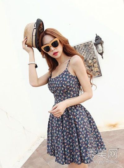 小吊带衫或单字领巧妙地暴露了皮肤,而且很薄。