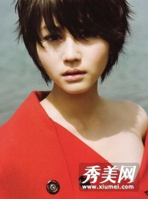 日本年轻的女演员堀江信吉有着经典的发型。