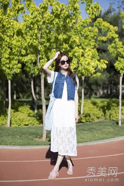 夏天空在房间里加一件马甲更时尚。