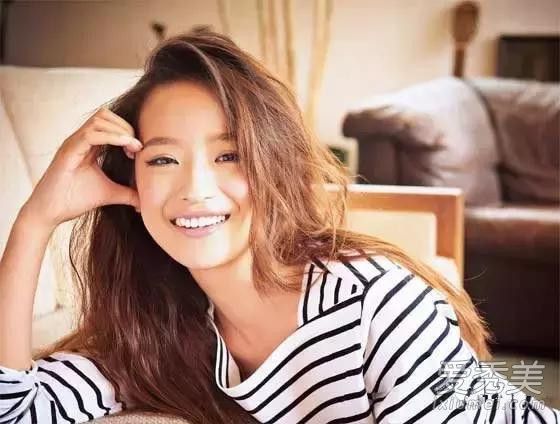 今年冬天，试试魅力系统。长刘海的“9: 1”背景既性感又挑逗。