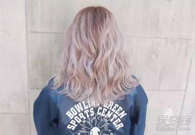 在2016年的最后两个月里,用非常浅的颜色染头发是最时尚的!