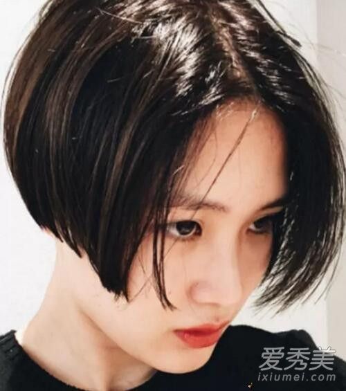 除了长发,今年冬天你可以试试这些凉爽的短发。