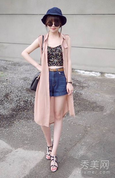 露肚脐的夹克衫和裤子一起穿是为了突出腰部。