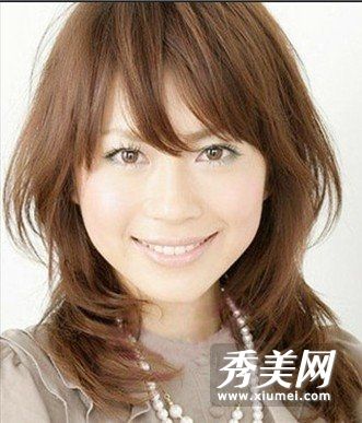 迷人的卷发让小女人更迷人