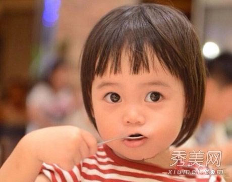 韩寒的女儿露出大眼睛的儿童花头