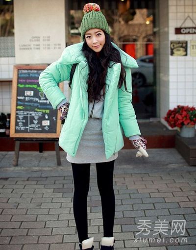 韩国女孩展示棉袄简单、实用、迷人