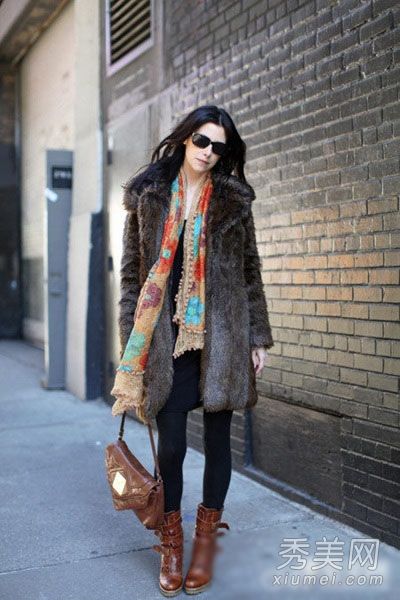 冬春季节用围巾巧妙地点亮美丽衣服中的瘦脸