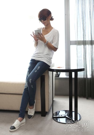 在六月的雨天穿白色t恤配牛仔裤是可以的。