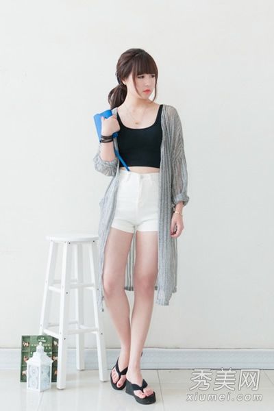 整个夏天穿这样的背心和热裤很时尚。