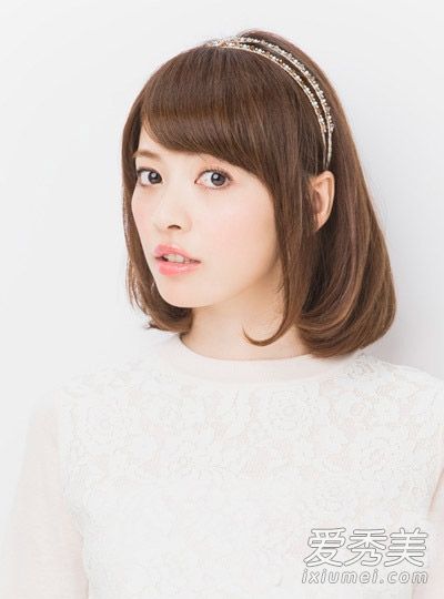 短发是如此反复无常。毛团的头发又甜又老。