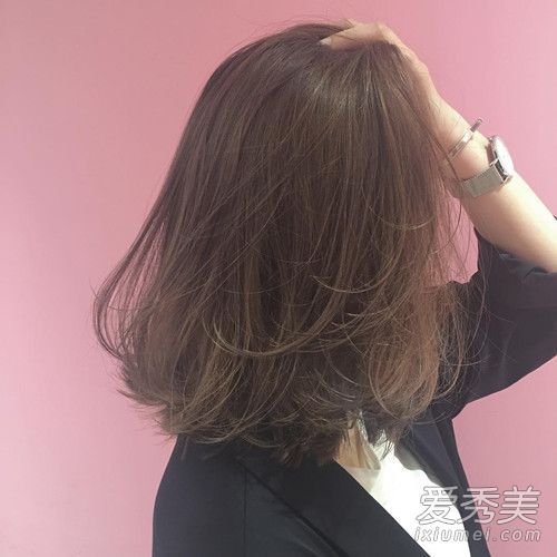 秋冬季最强的发色可以在这里找到，发型师带着照片。