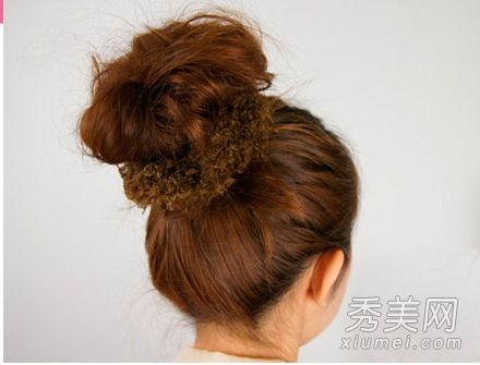 韩式鲜花玉米头打结法说明刘海更容易编织。