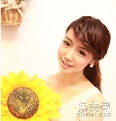 女孩气质编织教程刘海显示最薄的头发。