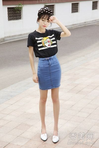 女士们，先生们，请将夹克巧妙搭配修身剪裁和臀部包裹的裙子