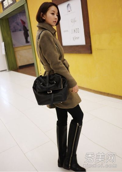 冬装搭配外套和靴子既简单又时尚。