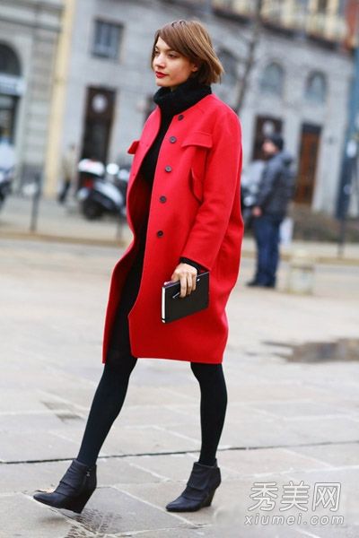 亮色风衣是本季最流行的。简单搭配显示气质。