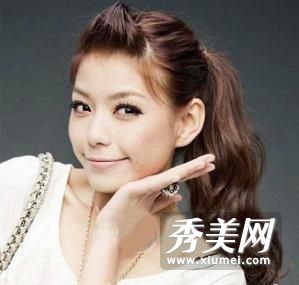 今年夏天一定要学会流行马尾辫发型。