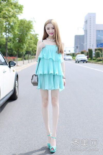 连衣裙+厚底鞋的高挑身材搭配