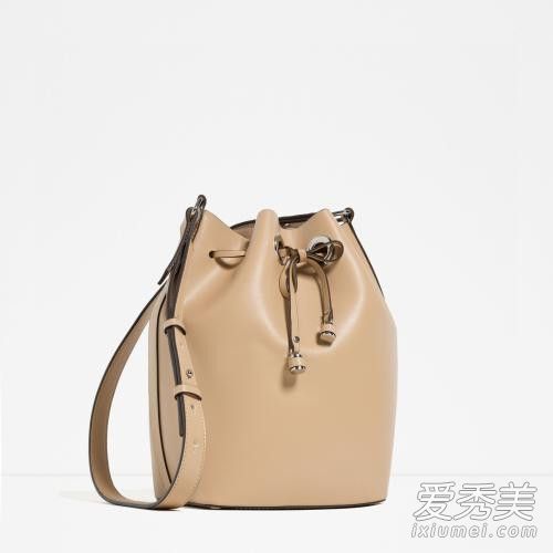 什么包适合20岁出头的女孩?