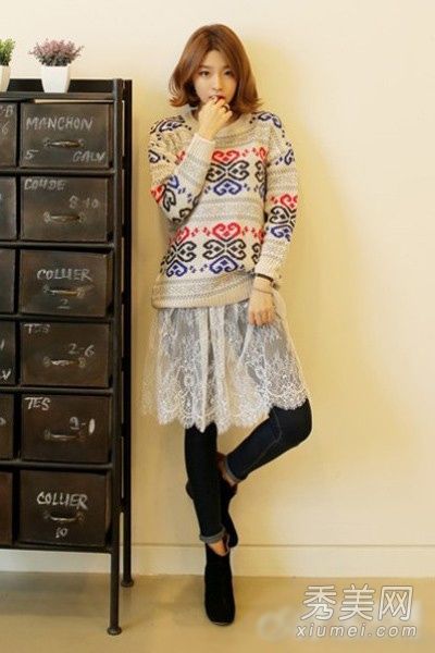 春季蕾丝短裙配裤子的新着装方法