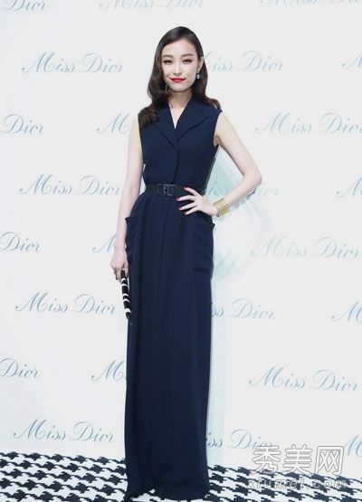 它负责深色衣服的夏季瘦身曲线。