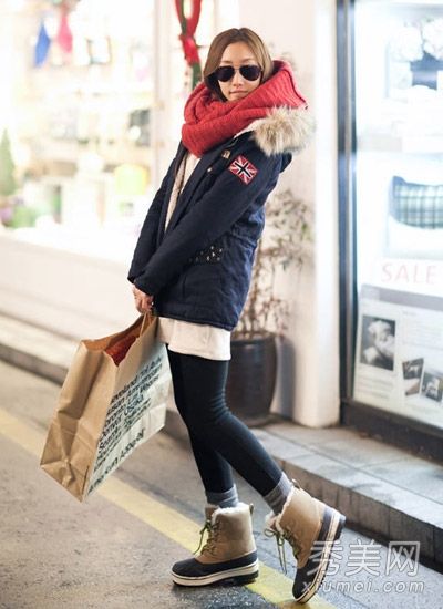 这件外套和打底裤很相配，冬天在街上穿得最多。