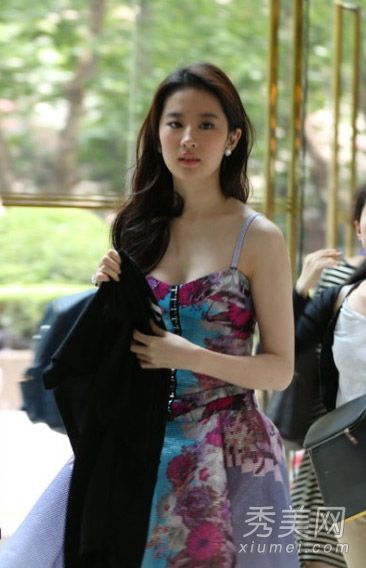 向刘亦菲学习穿露背裙。酷又性感。