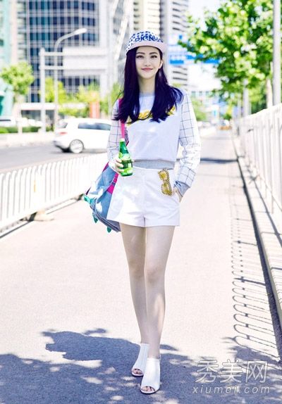 田静街头摄影示范短裤搭配休闲看起来最美