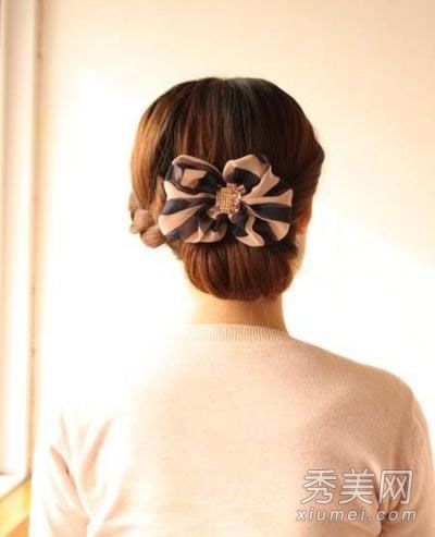 韩国风格的简单头发定型课程是想要快速轻松地呆在家里的女性的必备课程。