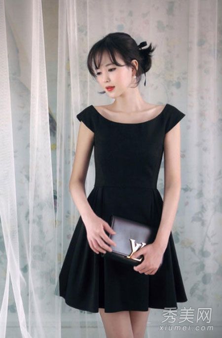 这是最薄的一件，但这件黑色小礼服是为了展示性感。