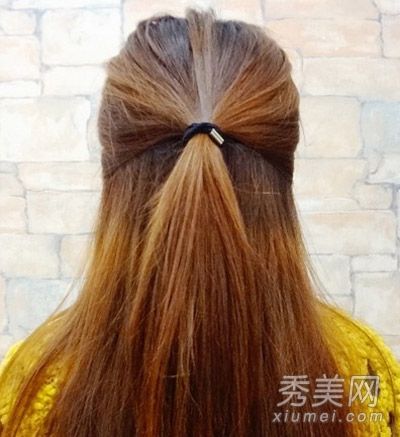 女孩们如何将她们的短直发扎成韩式发型以展现时尚活力