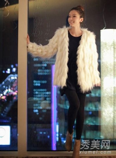 冬季女装搭配毛毛夹克和紧身裤