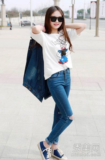 有洞的牛仔裤很时髦。巧妙合身的t恤既前卫又时尚。