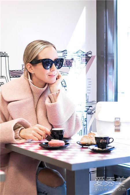 粉色外套配什么颜色的围巾和鞋子?