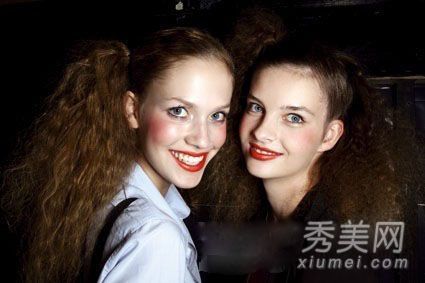“Z”型细卷发打造夸张的朋克风格