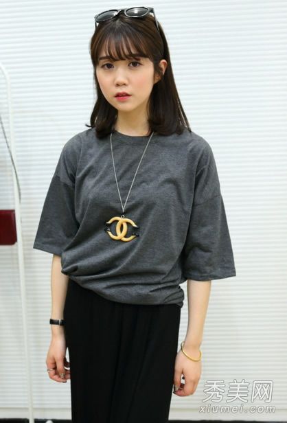 t恤最适合搭配清凉的裤子或短裤。