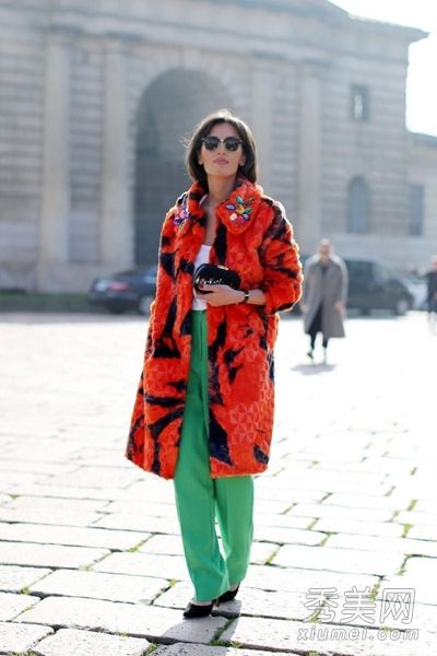 早春女子的彩色长外套穿着优雅。