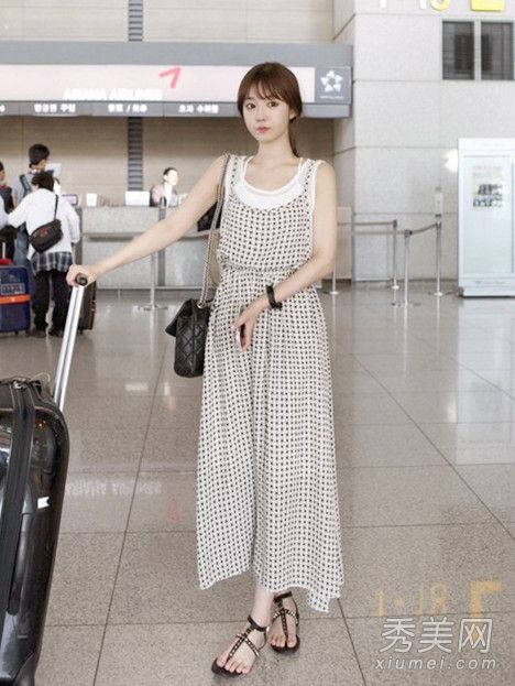 韩凡儿吊带裙巧用隐肉显气质