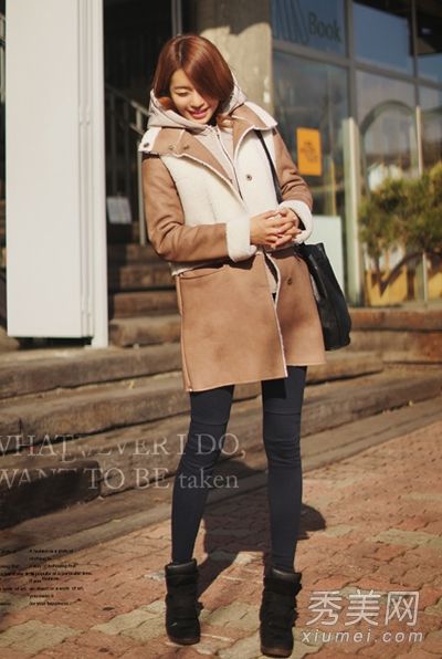 冬季时尚搭配:外套+平角短裤+靴子都很漂亮